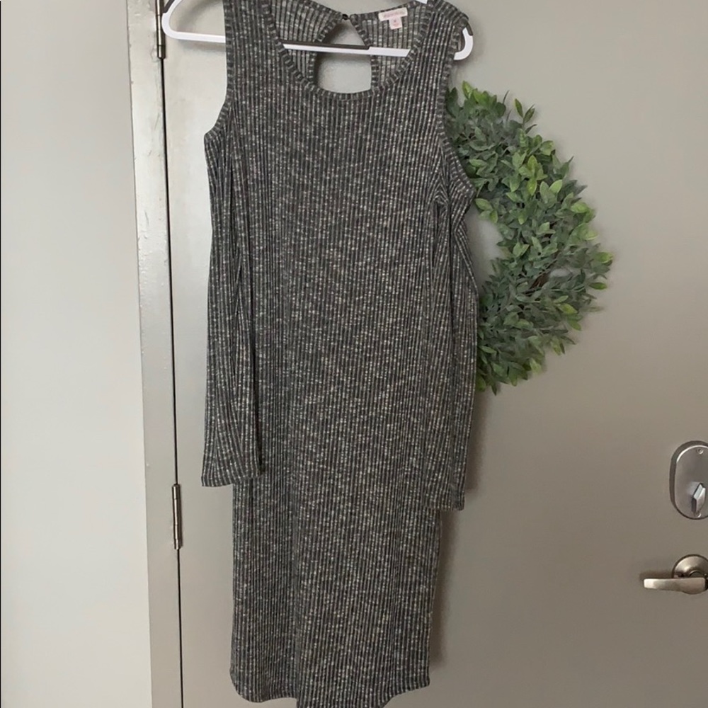 Cold shoulder ribbed body con midi dress!